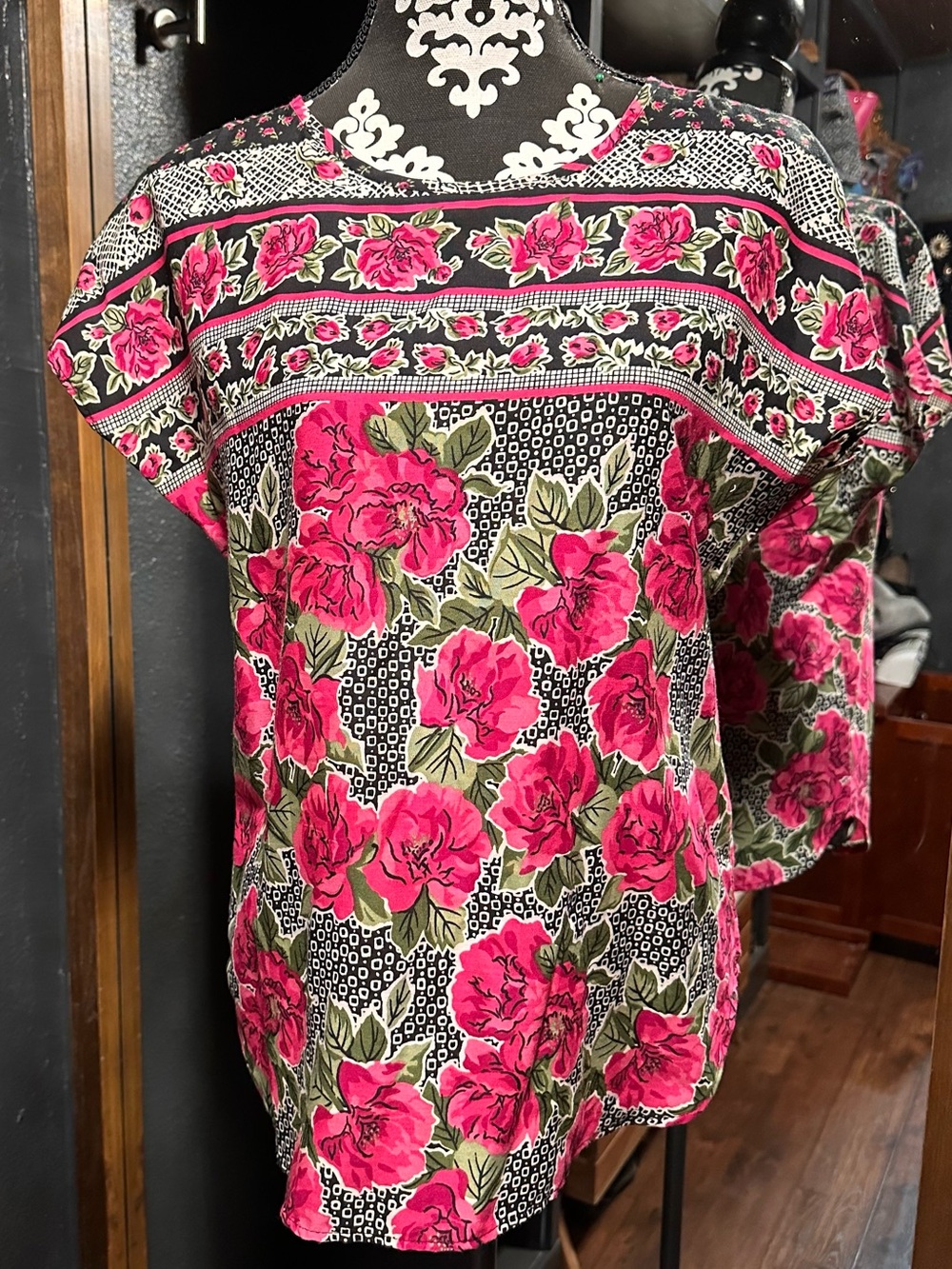 Vintage California Connection Women’s Floral dolman sleeve blouse black/pink  M
